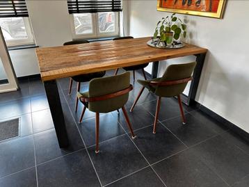 Eetkamertafel met 4 stoelen bezorging mogelijk beschikbaar voor biedingen