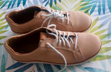 Clarks beschikbaar voor biedingen