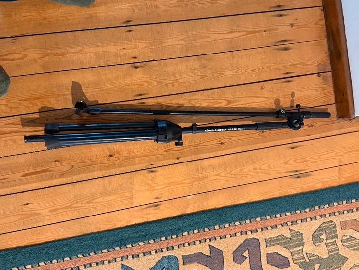 Pied de micro compact Konig & Meyer noir, Muziek en Instrumenten, Standaarden, Gebruikt, Muziekstandaard, Microfoon, Ophalen