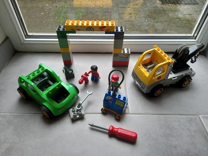 Lego Duplo, drukte in de garage, 2 voertuigen, monteur,, Kinderen en Baby's, Speelgoed | Duplo en Lego, Duplo, Ophalen of Verzenden