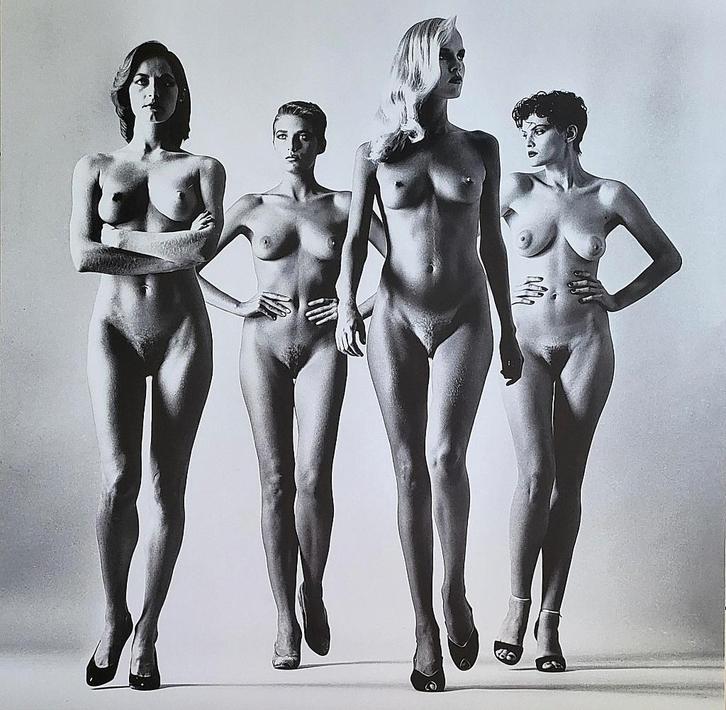 Helmut Newton - They are coming (nude), Paris - 1981, Antiek en Kunst, Kunst | Tekeningen en Fotografie, Verzenden