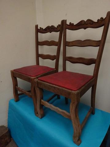 Twee eiken stoelen beschikbaar voor biedingen