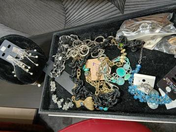 Un lot des bijoux beschikbaar voor biedingen