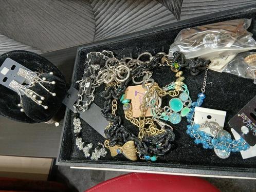 Un lot des bijoux, Handtassen en Accessoires, Antieke sieraden, Ketting, Overige materialen, Ophalen