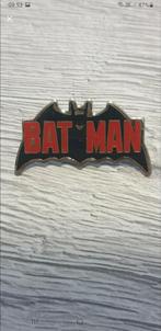 Vintage Batman pin uit 1982 — DC Comics Mister Badge, Ophalen of Verzenden, Gebruikt, Figuurtje, Speldje of Pin