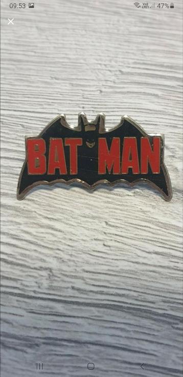 Vintage Batman pin uit 1982 — DC Comics Mister Badge beschikbaar voor biedingen
