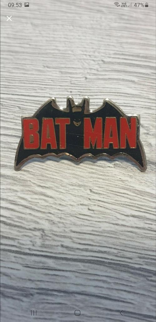 Vintage Batman pin uit 1982 — DC Comics Mister Badge, Verzamelen, Speldjes, Pins en Buttons, Gebruikt, Speldje of Pin, Figuurtje