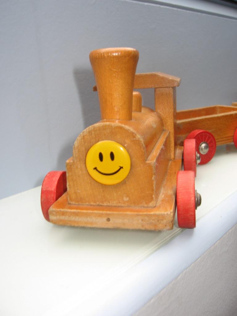 Train en bois vintage relooké avec un badge de sourire sur l, Enlèvement ou Envoi, Utilisé, Jouet à Pousser ou Tirer