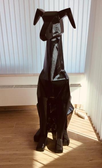 Grote decoratieve, zwarte, gipsen hond  beschikbaar voor biedingen