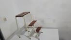 ancien tabouret en bois vintage avec deux marches couleur ma, Enlèvement ou Envoi