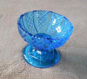 Petite coupe en verre bleu  beschikbaar voor biedingen