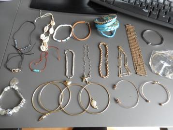 Diverse armbanden beschikbaar voor biedingen