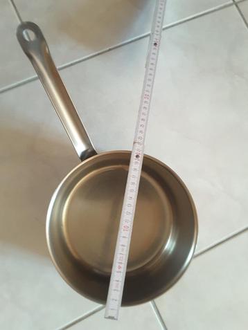 2 grote inox steelpannen beschikbaar voor biedingen
