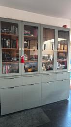 Kast uit 2 delen in grijs/groen/blauw, Huis en Inrichting, Kasten | Vitrinekasten, Ophalen, Zo goed als nieuw, Glas