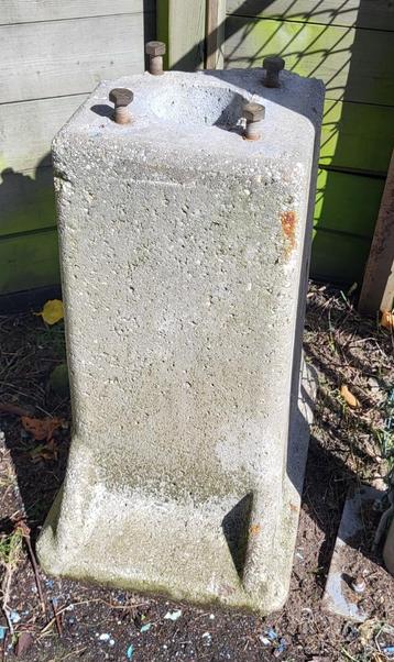 Zware betonpoer, beton poer, stenen poer, stenenpoer beschikbaar voor biedingen