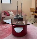 Design salontafel met rood onderstel en glazen onderstel, Ophalen, 50 tot 100 cm, Rond, 50 tot 100 cm
