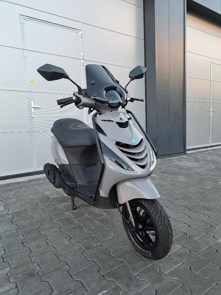 Piaggio Zip 4T Scooter Nardo Grey FULL OPTION (A-KLASSE), Fietsen en Brommers, Handleidingen en Instructieboekjes, Zo goed als nieuw