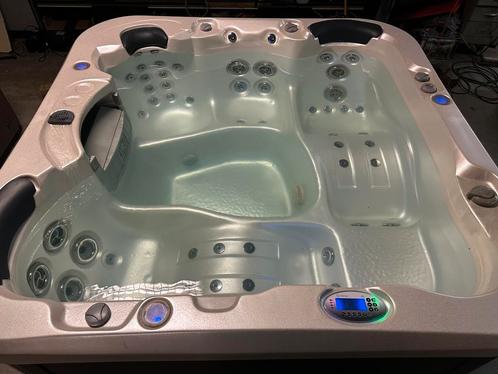 Jacuzzi / spa Vortex Cerium 4 personen, Tuin en Terras, Bubbelbaden en Hottubs, Zo goed als nieuw, Vast, Afdekzeil, Filter, Pomp