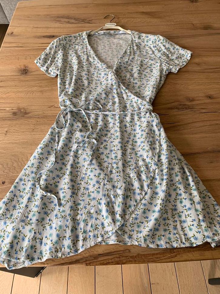 Wikkelkleedje met bloemetjes maat 38/40 Stradivarius, Kleding | Dames, Jurken, Gedragen, Maat 38/40 (M), Beige, Ophalen of Verzenden