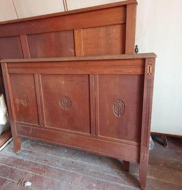 Antiek Jugendstil bed met inlegwerk en bloemenmotieven beschikbaar voor biedingen