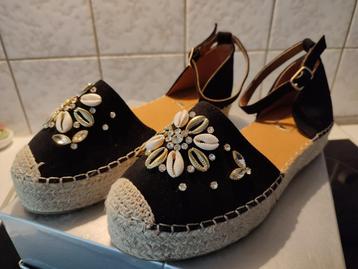 SANDALEN -versierd met stenen en schelpen- beschikbaar voor biedingen