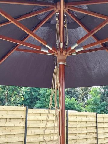 PARASOL DROIT EN TECK ETAT NEUF(sans la table ni chaises) beschikbaar voor biedingen