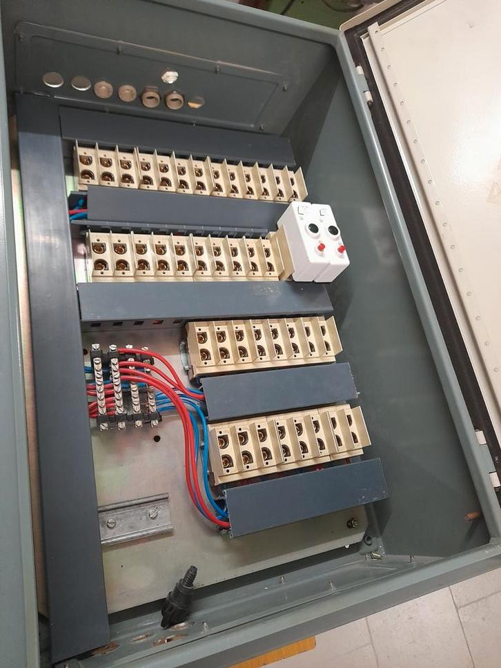 Metalen zekeringkast met binnenwerk, Doe-het-zelf en Bouw, Elektriciteit en Kabels, Gebruikt, Ophalen