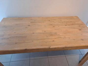 Massieve acacia-tafel met witte geborstelde afwerking beschikbaar voor biedingen