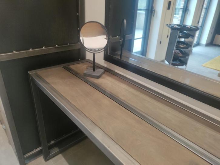 Hout en ijzeren kast en muurtafel, Antiek en Kunst, Curiosa en Brocante, Ophalen