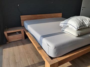 Tweepersoonsbed met nachtkastjes  beschikbaar voor biedingen