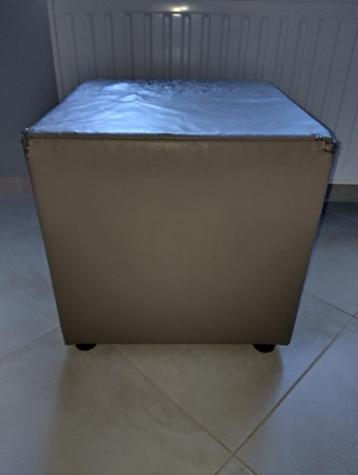 Kunstleren poef 45cm x 45cm x 45cm beschikbaar voor biedingen