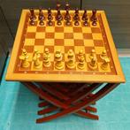 Houten schaaktafel met volledig set schaakstukken te koop., Hobby en Vrije tijd, Gezelschapsspellen | Bordspellen, Ophalen of Verzenden
