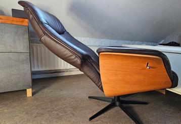 Verstelbare leren fauteuil met houten armleuningen beschikbaar voor biedingen