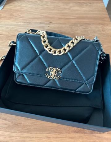 Chanel 19 flap bag Chanel chain on wallet classic  beschikbaar voor biedingen