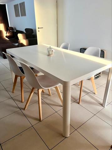 Eettafel met 4 stoelen beschikbaar voor biedingen