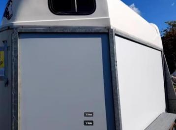 Polyester paardentrailer voor 2 paarden als nieuw !!!!!! beschikbaar voor biedingen