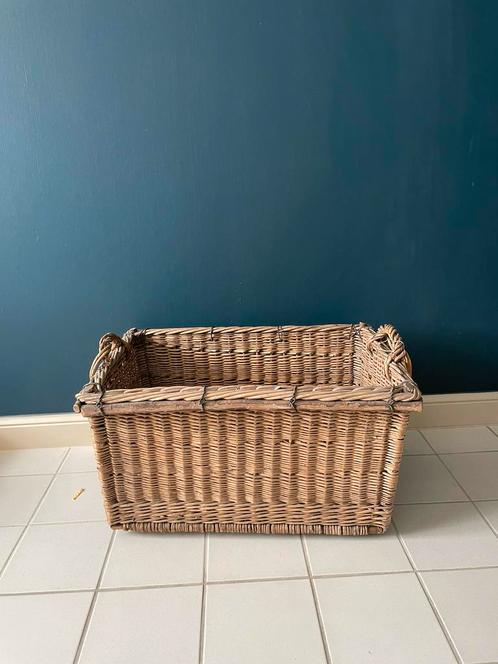 Grote rieten mand in landelijke stijl, Huis en Inrichting, Woonaccessoires | Schalen en Manden, Gebruikt, Mand, Rechthoekig, Riet