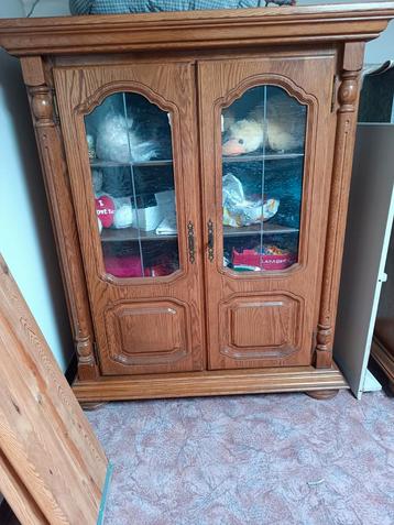 Vitrinekast  beschikbaar voor biedingen