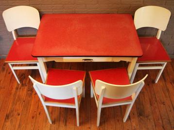 Boerentafel met Rood Formica Blad En 4 Bijhorende Stoelen beschikbaar voor biedingen