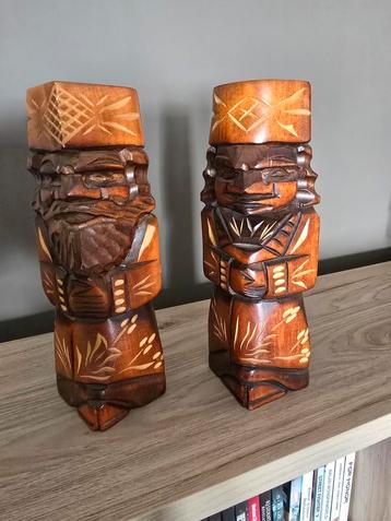2 houten kunstbeelden, Enlèvement