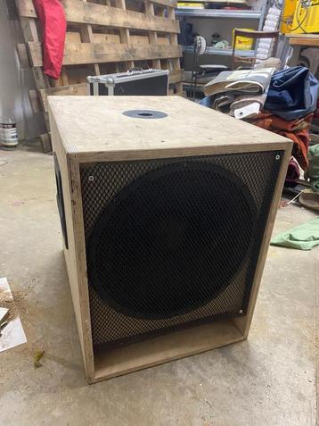 2 subwoofers 15 inch speakers geladen of ongeladen beschikbaar voor biedingen