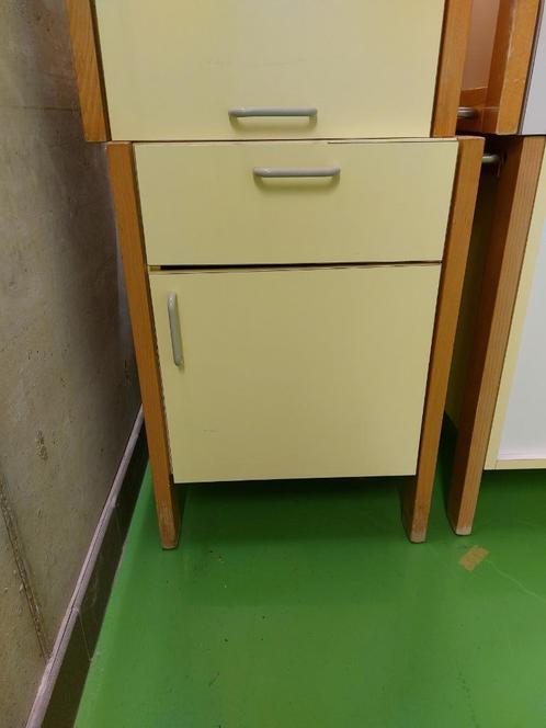 Klein kastje, nachtkastje, Huis en Inrichting, Slaapkamer | Nachtkastjes, Gebruikt, 55 tot 70 cm, Minder dan 45 cm, Overige materialen