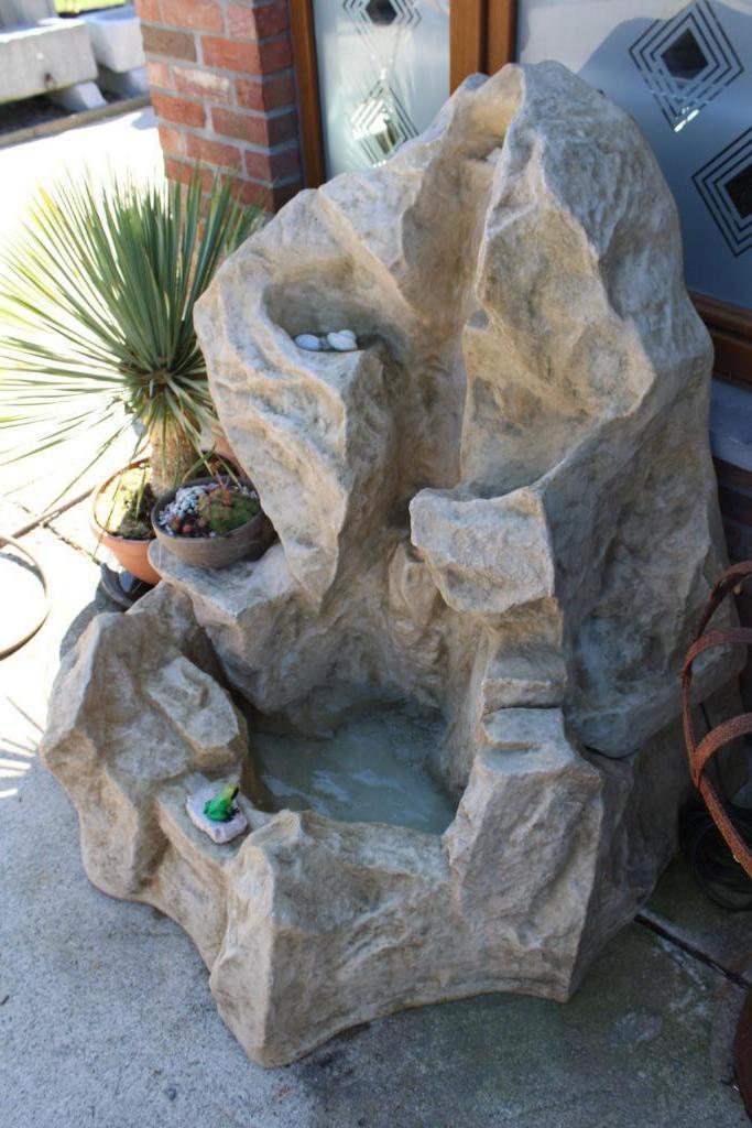 Imitatie rotsfontein, 2 wateruitlaten, Tuin en Terras, Waterpartijen en Fonteinen, Zo goed als nieuw, Fontein, Overige materialen