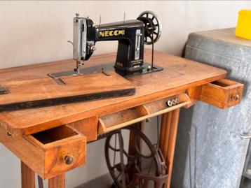 Machine à coudre ancienne NECCHI - Modèle BDA avec meuble, Antiquités & Art, Enlèvement
