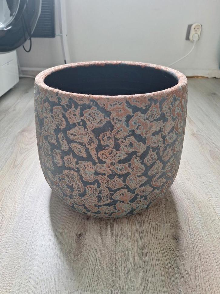 Koper en blauwe handgemaakte bloempot 32cm diameter Mica, Tuin en Terras, Bloempotten, Zo goed als nieuw, Aardewerk, Binnen, Minder dan 40 cm