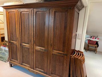 Vintage kleerkasten in hout. beschikbaar voor biedingen