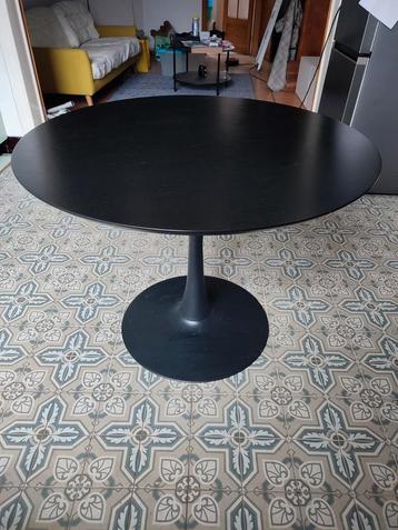 Ronde zwarte houten tafel  beschikbaar voor biedingen