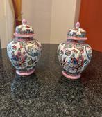 Set van twee Chinese porseleinen potten, Ophalen