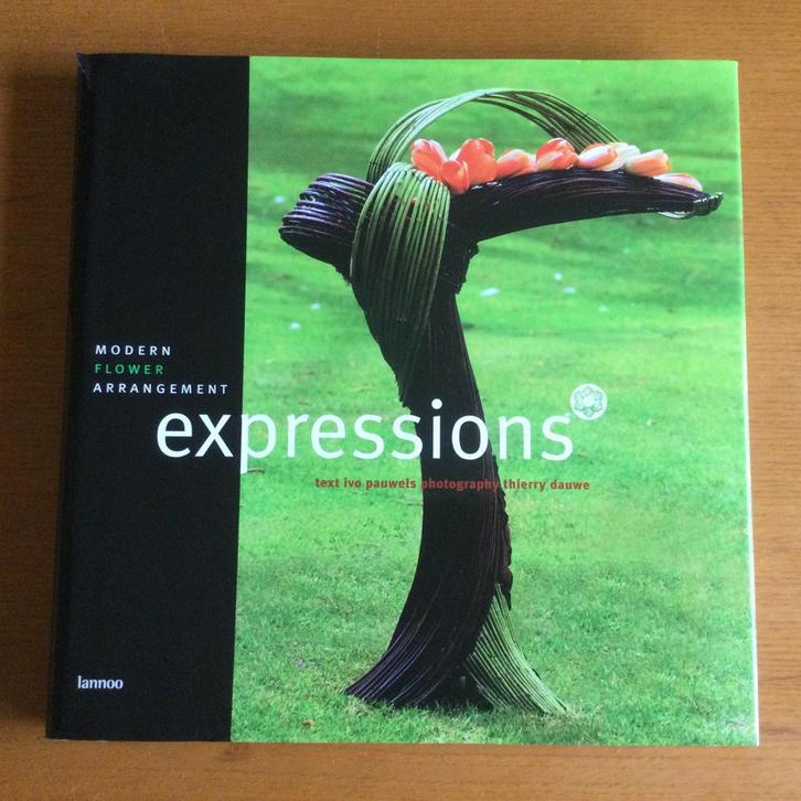 Bloemschikboek Expressions modern flower arrangement, Boeken, Wonen en Tuinieren, Zo goed als nieuw, Bloemschikken, Groendecoratie
