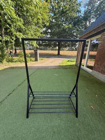 Kledingrek Zwart  beschikbaar voor biedingen